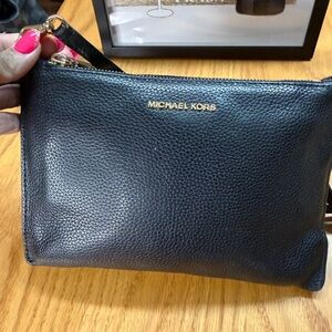 Michael Kors Double Zip Crossbody / Wristlet – Black Pebbled Leather